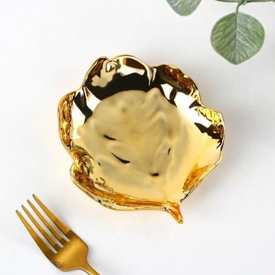 Блюдо керамическое сервировочное Доляна «Золотой лист», 13,5×13 см, цвет золотой