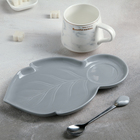 Чайная пара керамическая «Листочек», 3 предмета: чашка 320 мл, блюдце 25,5×16 см, ложка, цвет серый - Фото 2