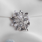 Брошь «Веточка» с бусинами, цвет бело-серый в серебре - Фото 1