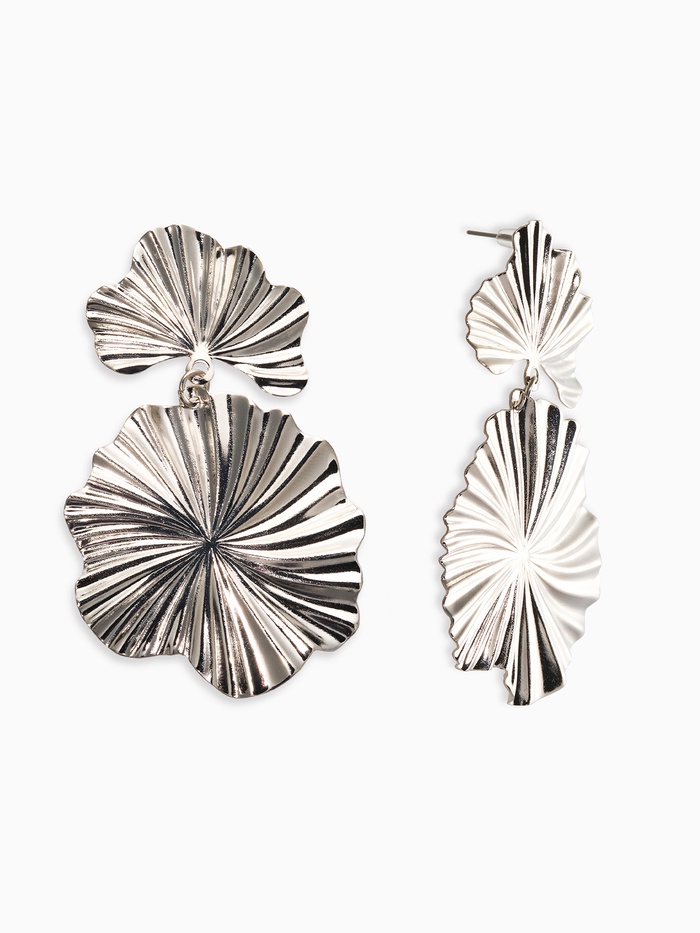 Серьги металл «Атмосфера», сжатые цветы, цвет серебро