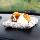 Игрушка на панель авто, собака на подушке, бело-рыжий окрас - фото 8896249