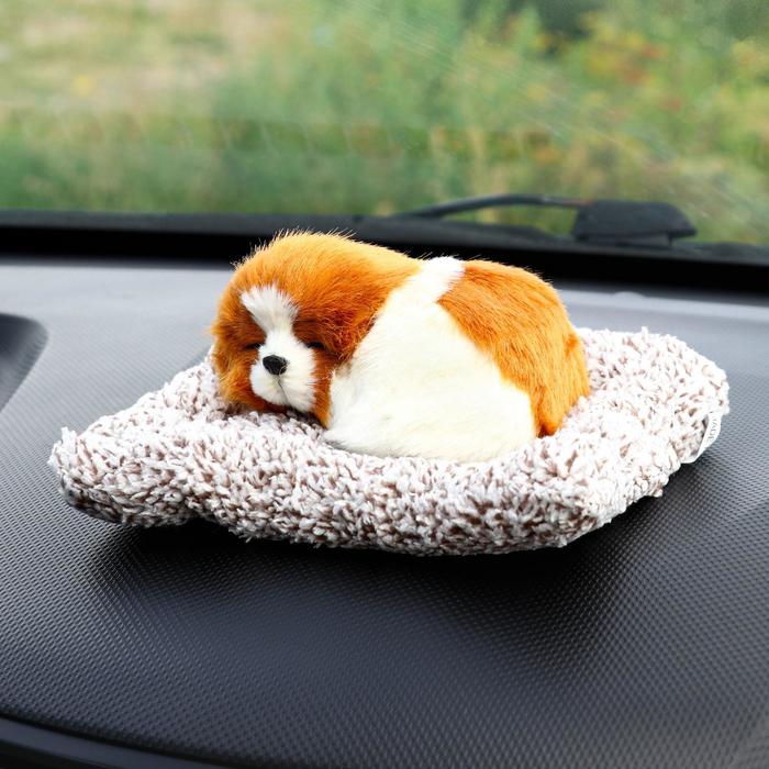 Игрушка на панель авто, собака на подушке, бело-рыжий окрас - Фото 1