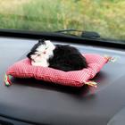 Игрушка на панель авто, кошка на подушке, черно-белый окрас - фото 6250338