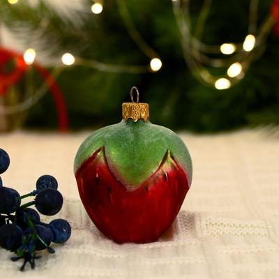 Ёлочная игрушка "Клубничка" глянец (7,5 см)