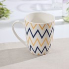 Кружка фарфоровая Доляна «Золотой зигзаг», 350 мл, цвет белый - Фото 2