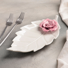 Блюдо керамическое сервировочное «Лист с розой», 27×14×4,5 см, цвет бело-розовый - фото 3472949