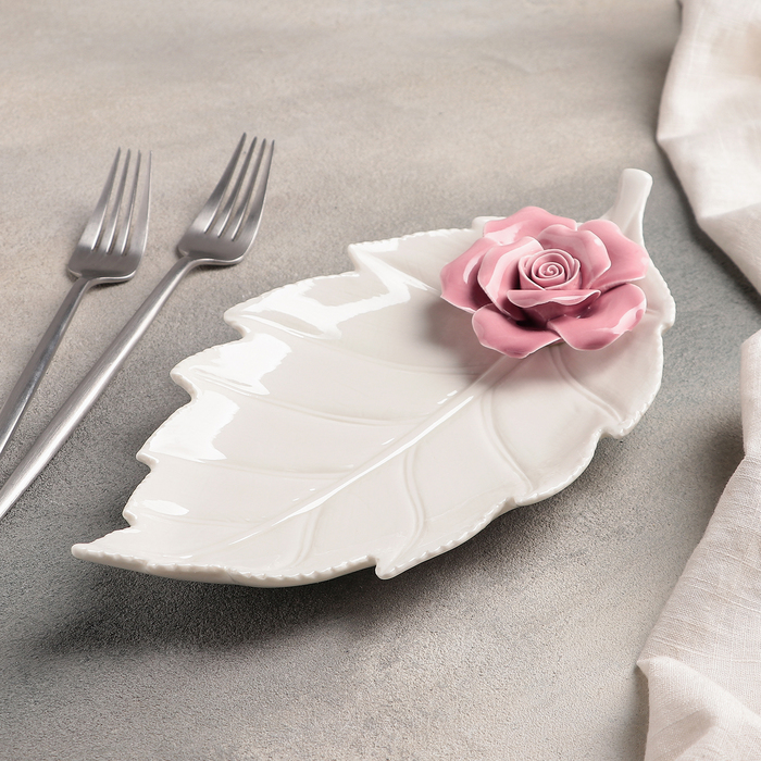 Блюдо керамическое сервировочное «Лист с розой», 27×14×4,5 см, цвет бело-розовый