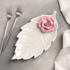 Блюдо керамическое сервировочное «Лист с розой», 27×14×4,5 см, цвет бело-розовый - Фото 2