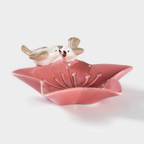 Блюдо керамическое сервировочное «Голубки на цветочке», 14×13,5×4 см, цвет розовый