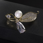 Брошь позолота «Бант» стеклянный с бусиной, цвет белый в золоте - Фото 1