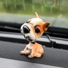 Собака на панель авто, качающая головой, дворняжка - фото 21010603