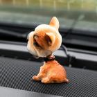 Собака на панель авто, качающая головой, дворняжка - фото 6260844