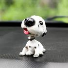 Собака на панель авто, качающая головой, далматин - фото 8918330