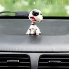 Собака на панель авто, качающая головой, далматин - Фото 3