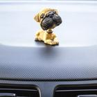 Собака на панель авто, качающая головой, немецкий дог - Фото 1