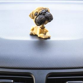Собака на панель авто, качающая головой, немецкий дог Ош