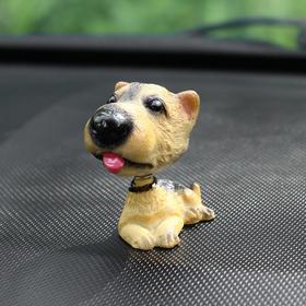 Собака на панель авто, качающая головой, ирландский терьер Ош