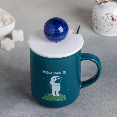 Кружка с крышкой и ложкой «Космонавт», 350 мл, керамика, рисунок МИКС