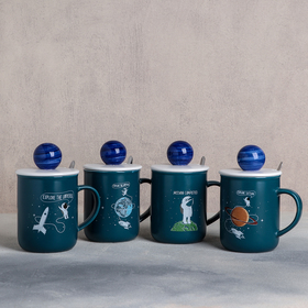 Кружка керамическая с крышкой и ложкой «Космонавт», 350 мл, рисунок МИКС