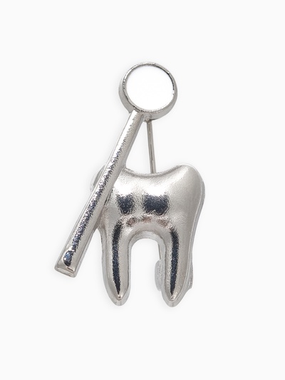 Брошь «Зуб с зеркалом», цвет белый в серебре
