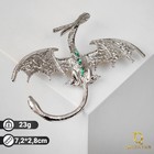 Брошь «Дракон» летящий, цвет зелёный в серебре - фото 5696950