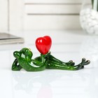 Сувенир полистоун лак "Лягушонок лежит с сердцем в руке" 6х5х15 см - фото 805999878