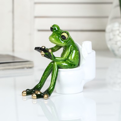 Фигурка полистоун лак «Лягушонок на унитазе с телефоном», 12.5×8×11 см