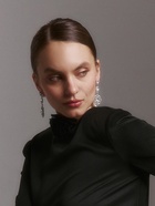 Серьги клипсы для ушей висячие со стразами QF «Ажур», белые в серебре - Фото 2