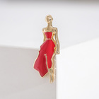 Значок "Девушка в платье", цвет красный в золоте - Фото 1