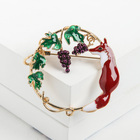 Брошь «Лиса и виноград», цветная в золоте - Фото 1