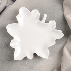 Блюдо керамическое сервировочное «Кленовый лист», 18×19 см, цвет белый