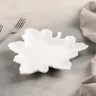 Блюдо керамическое сервировочное «Кленовый лист», 18×19 см, цвет белый - Фото 2