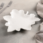 Блюдо керамическое сервировочное «Кленовый лист», 22×23 см, цвет белый - фото 4295650