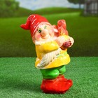 Садовая фигура "Гном с белкой" 24х14см - Фото 1