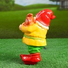 Садовая фигура "Гном с белкой" 24х14см - Фото 2