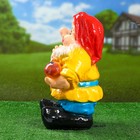Садовая фигура "Гном с орехом" 35х22см - Фото 2
