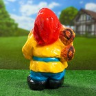 Садовая фигура "Гном с орехом" 35х22см - Фото 3