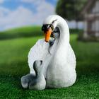 Садовая фигура "Лебедь с птенцами" 30х20х23см - Фото 2
