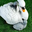 Садовая фигура "Лебедь с птенцами" 30х20х23см - Фото 4