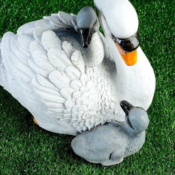 Садовая фигура "Лебедь с птенцами" 30х20х23см - фото 1912282523