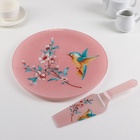 Тортовница с лопаткой Доляна «Колибри», d=30 см, лопатка 26.5×7 см, стекло, нежно-розовая - Фото 2