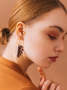 Серьги из дерева «Ваканда» монстера, цвет бело-коричневый в золоте - Фото 1