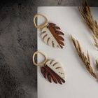 Серьги из дерева «Ваканда» монстера, цвет бело-коричневый в золоте - Фото 5