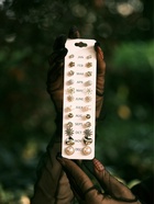 Серьги пусеты One year, 12 пар, цветочное настроение, белые в золоте - Фото 8