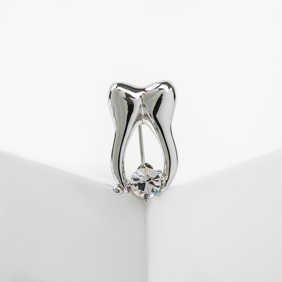 Брошь «Зуб» со стразой, цвет белый в серебре