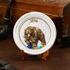 Тарелка сувенирная "Медведь с рыбой новый", керамика, гипс, минералы, d=11 см - Фото 1