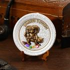 Тарелка сувенирная "Домовёнок кузя с котом", керамика, гипс, минералы, d=11 см - Фото 1