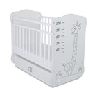 Кровать детская СКВ-4 с ящиком, опуск. планка, поперечный маятник, рисунок серый Жираф, цвет белый - фото 8958243