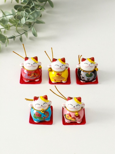 Набор фигурок керамика «Манэки-нэко с рисунком, на коврике», 5 шт., 4×4×3.5 см