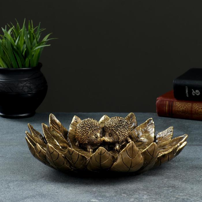 Подставка конфетница "Пара ежей на тарелке из листьев" золото, 24х24х6,5см - фото 1905643628